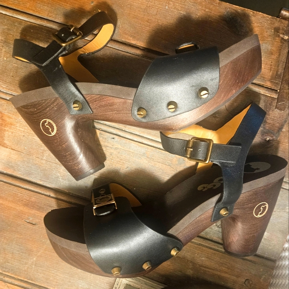 FLOGG LEATHER&WOOD PLATFORM HEELED SANDALS♡COMFY FOAM FOOTBED.VERY HIP! LIKE NEW